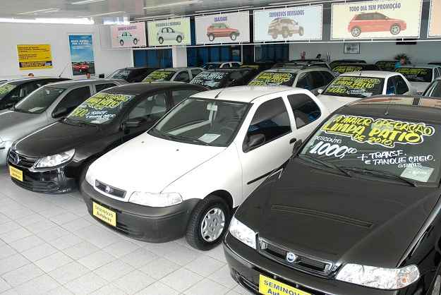 As lojas de autom�veis t�m obriga��o de oferecer aos compradores de carros usados garantia de tr�s meses (F�bio Cortez/DN/D.A Press)